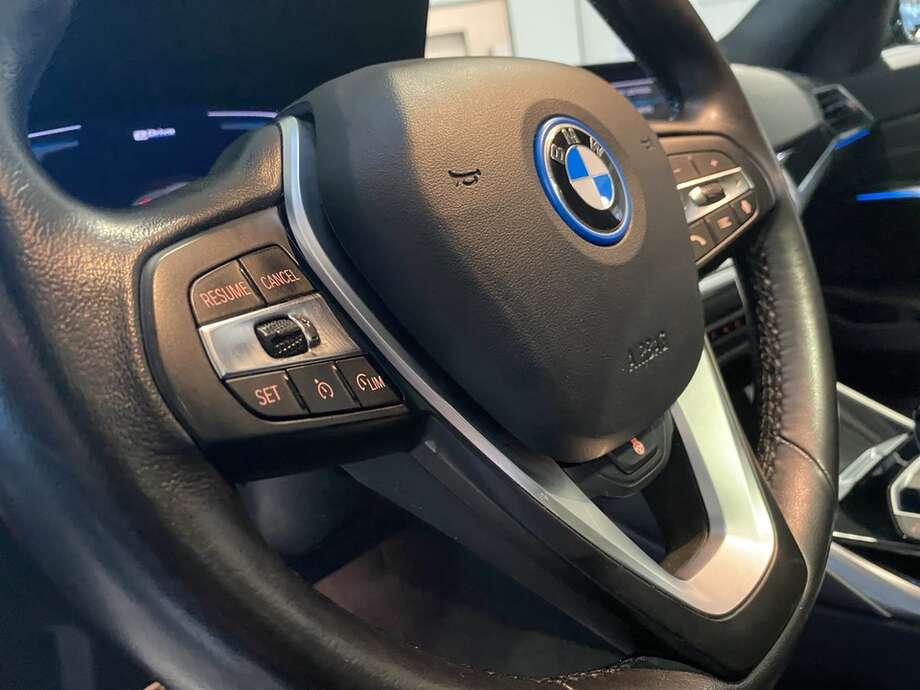 BMW 330e (Bild 15/24)