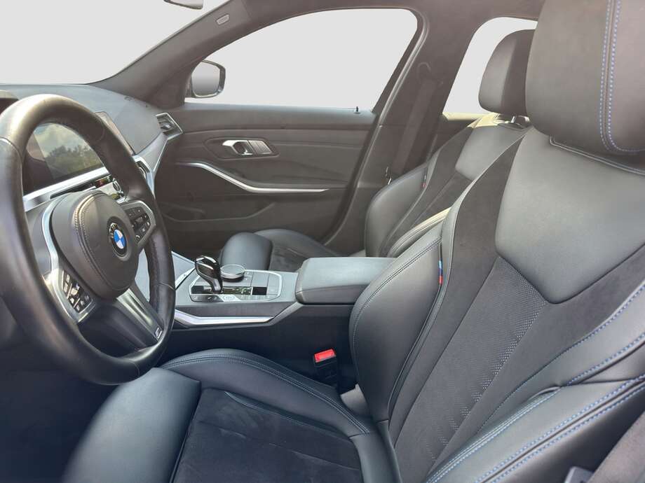 BMW 330i (Bild 2/16)