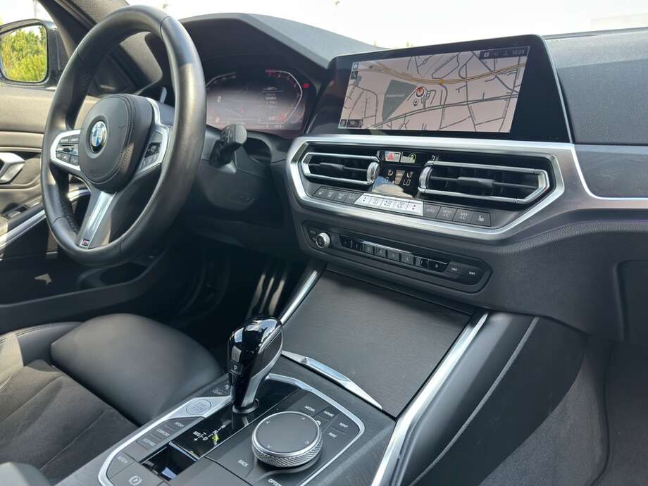 BMW 330i (Bild 8/16)