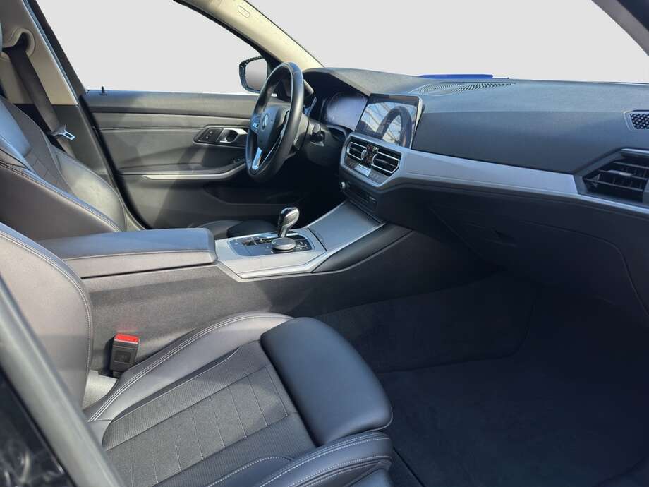 BMW 320d (Bild 8/16)