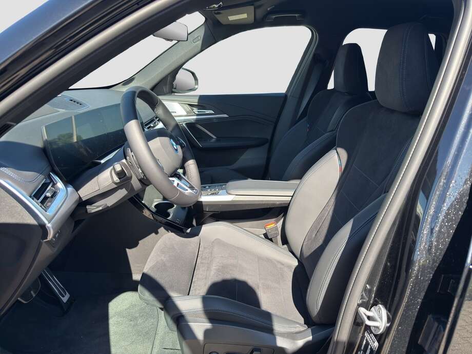BMW iX1 xDrive30 (Bild 2/2)
