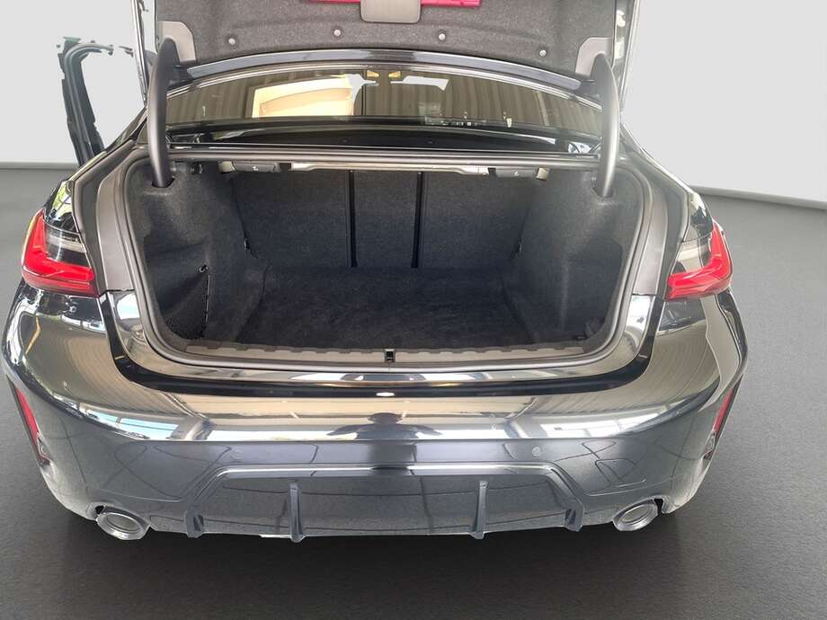 BMW 330i (Bild 6/17)