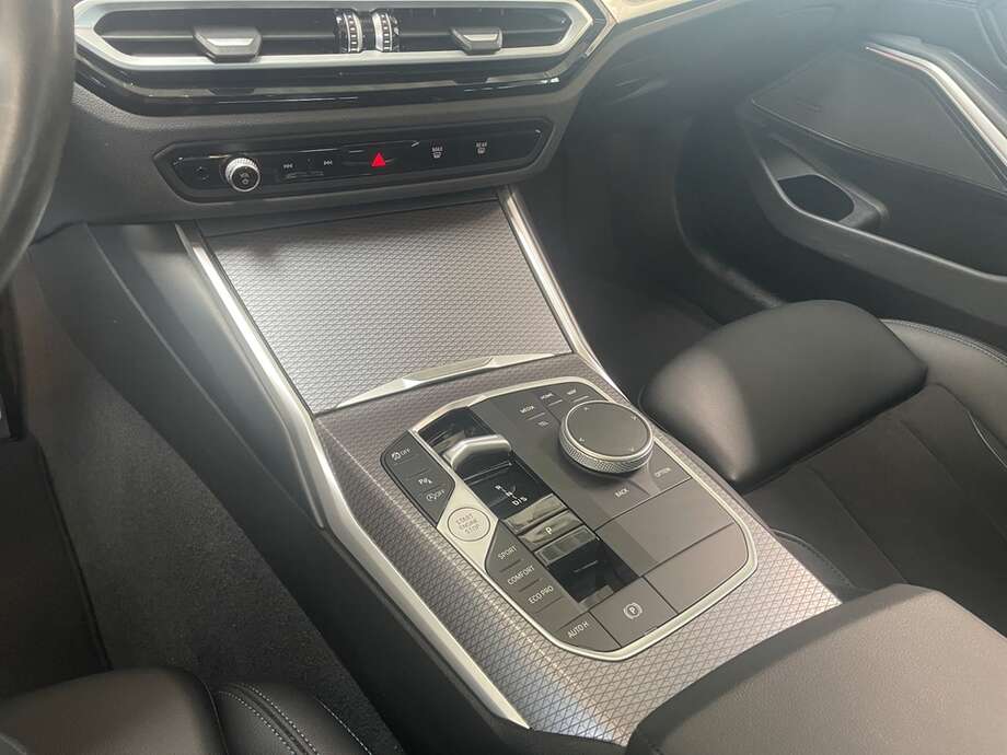 BMW 330i (Bild 9/17)