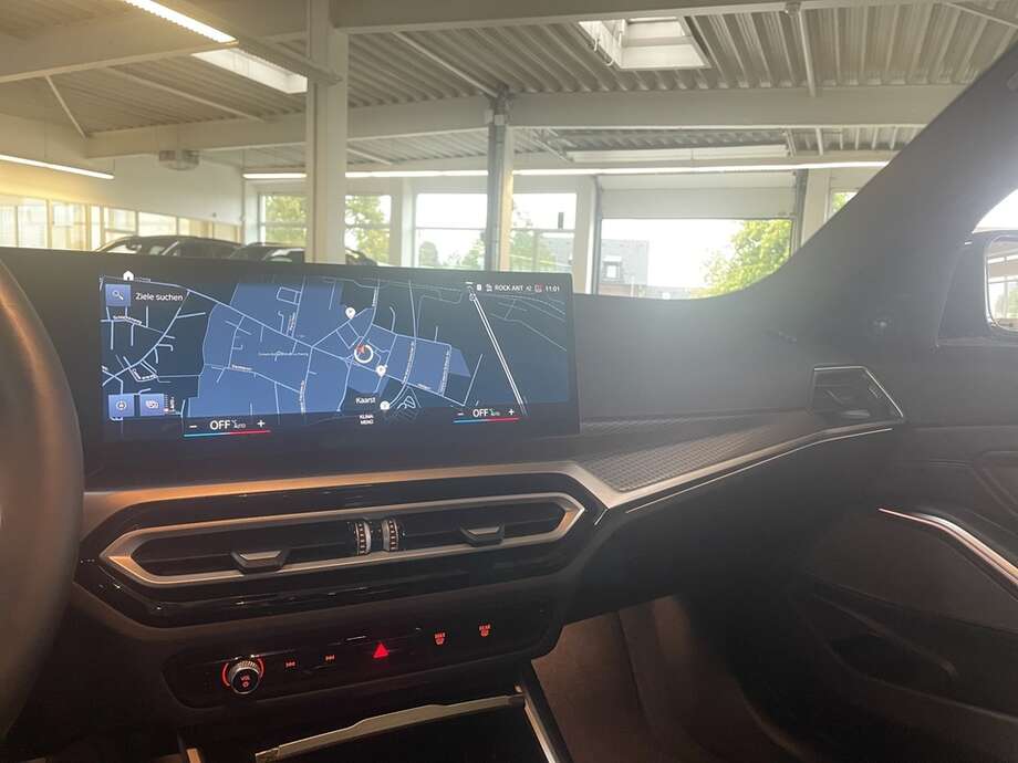 BMW 330i (Bild 9/18)