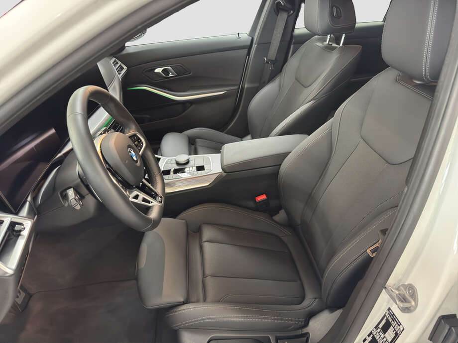 BMW 318d (Bild 2/17)