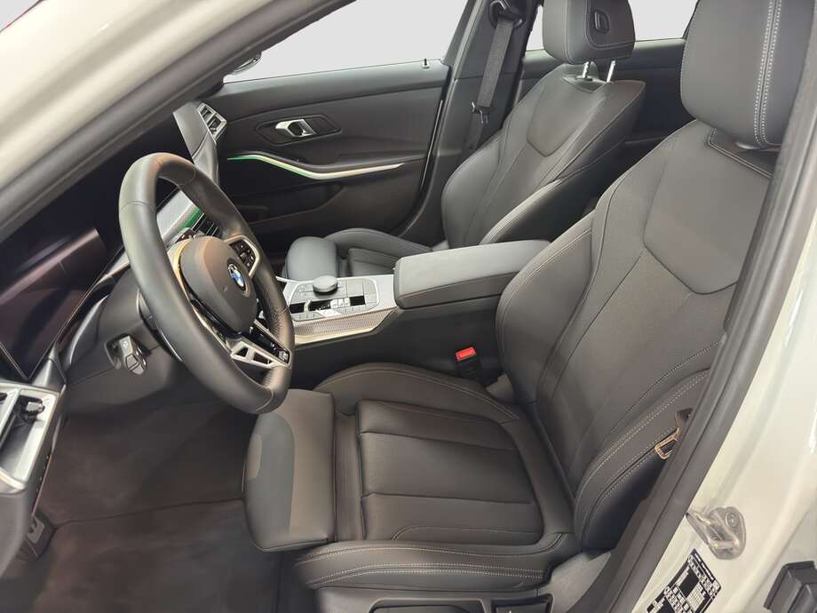 BMW 318d (Bild 2/17)