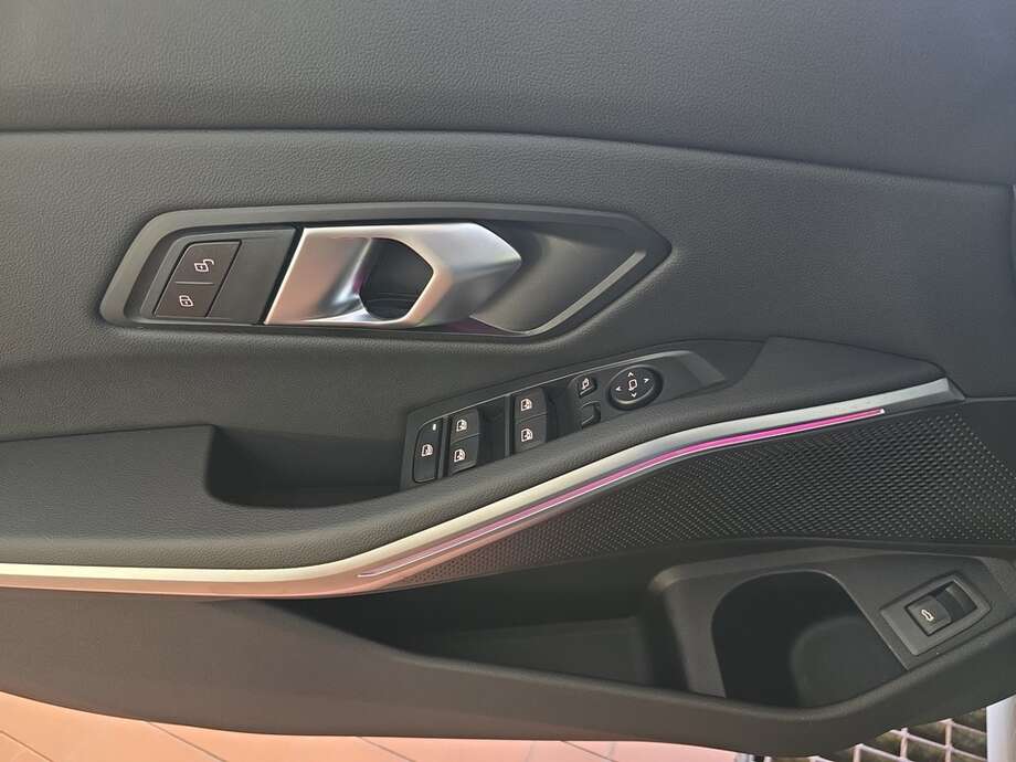 BMW 320d (Bild 8/18)