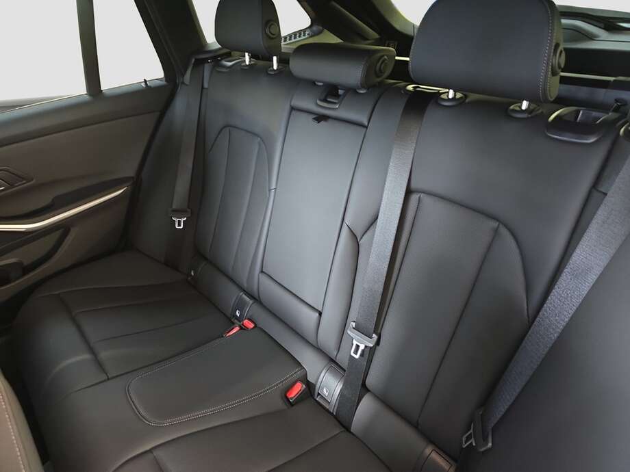 BMW 318d (Bild 6/18)