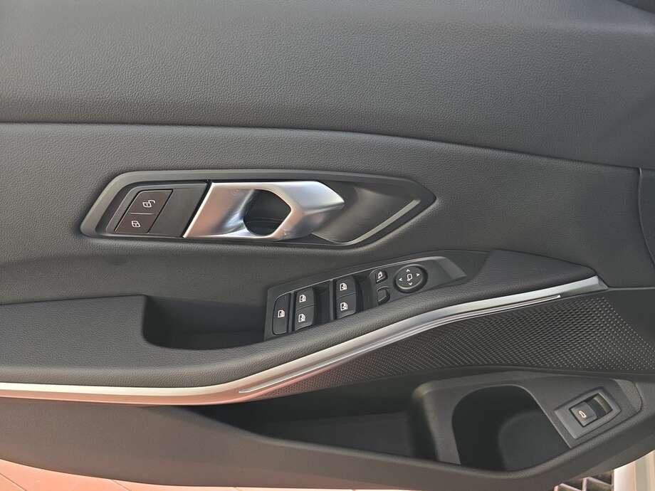 BMW 318d (Bild 8/18)