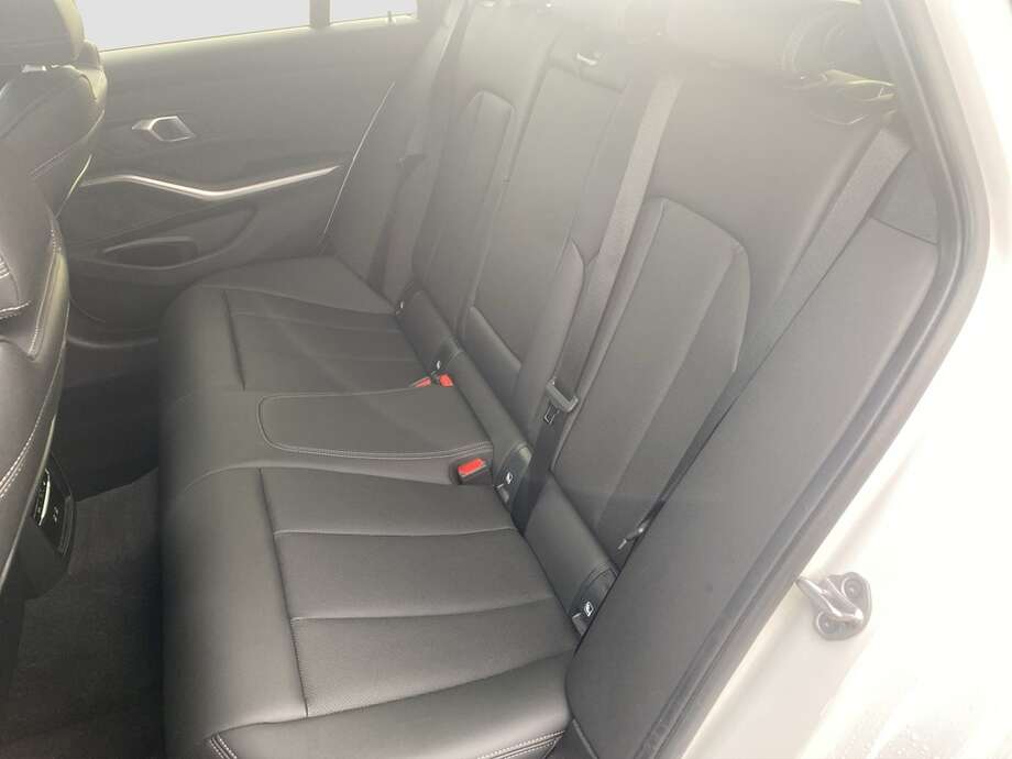 BMW 318d (Bild 6/18)