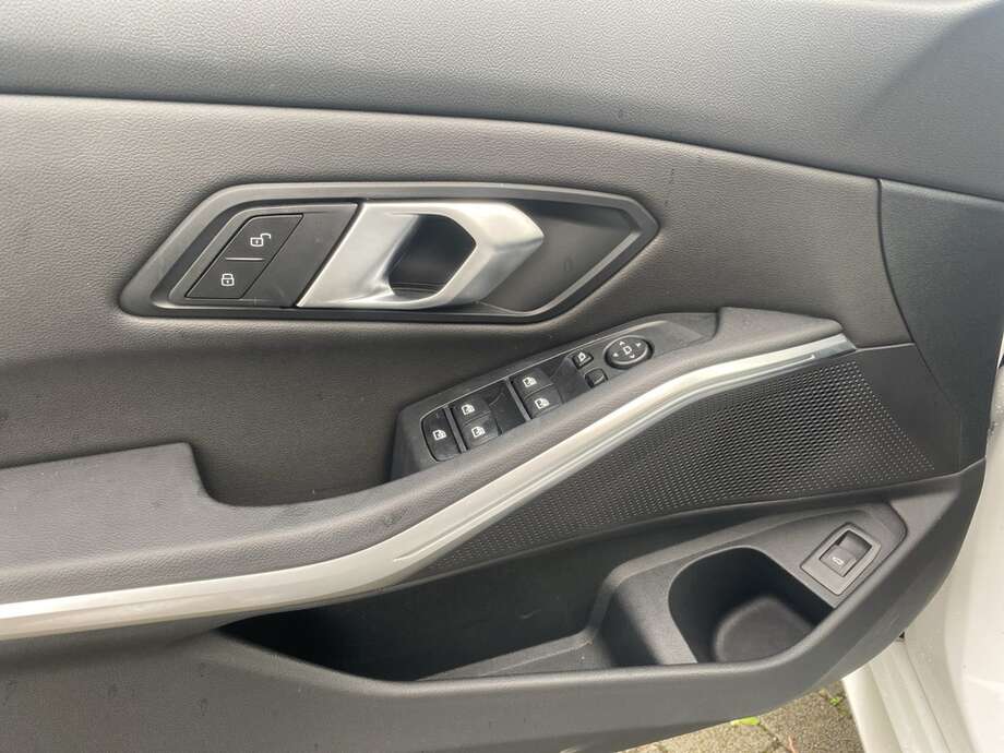 BMW 318d (Bild 8/18)