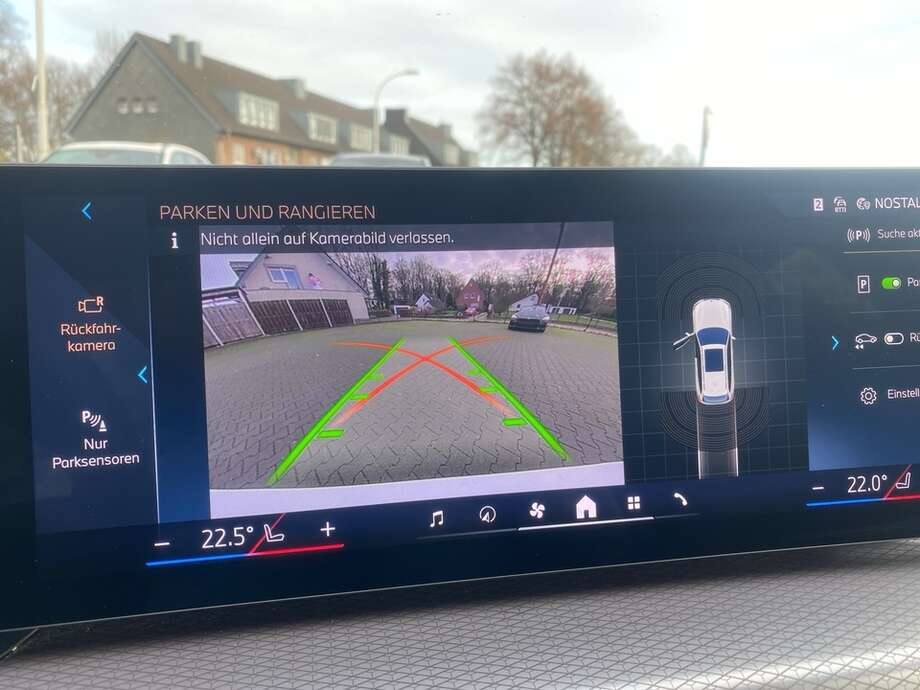 BMW 318d (Bild 10/18)