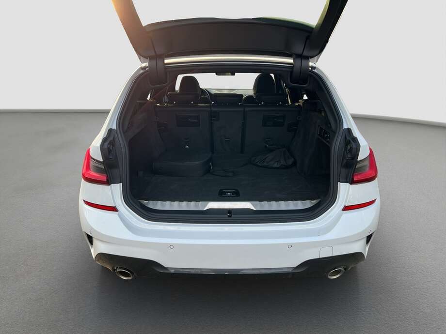 BMW 330e (Bild 6/24)