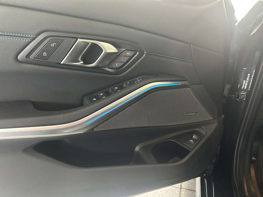 BMW 330i xDrive (Bild 9/19)