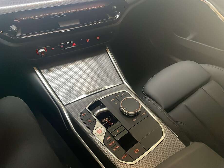 BMW 320d (Bild 9/17)