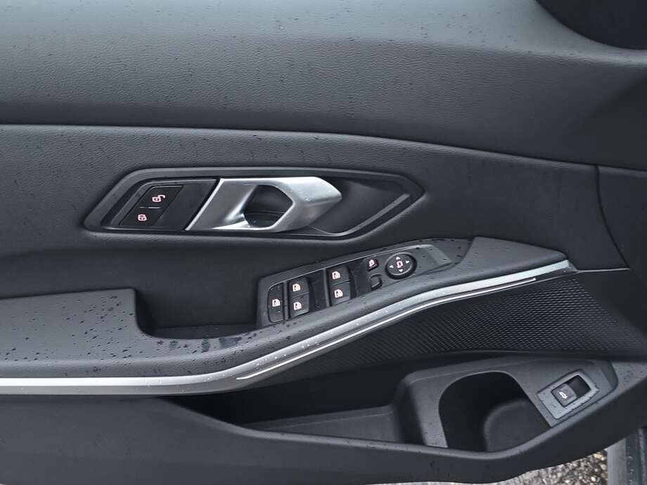 BMW 318d (Bild 8/18)