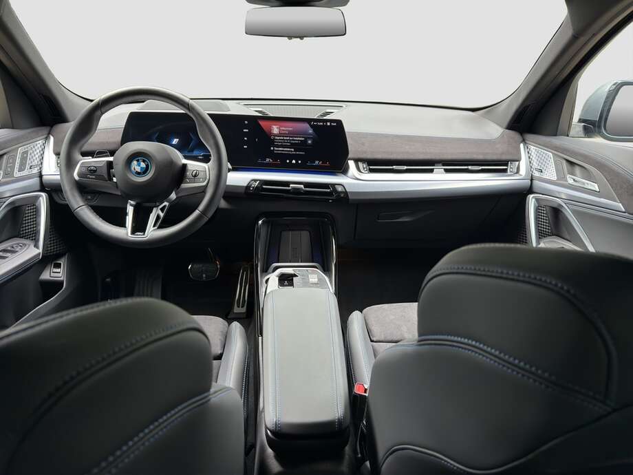 BMW iX2 eDrive20 (Bild 5/15)