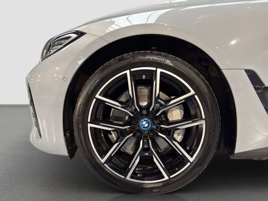 BMW i4 (Bild 10/16)