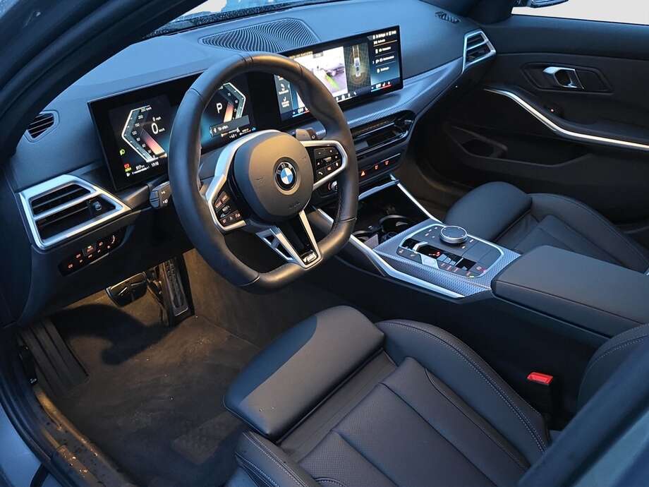 BMW 318d (Bild 10/18)