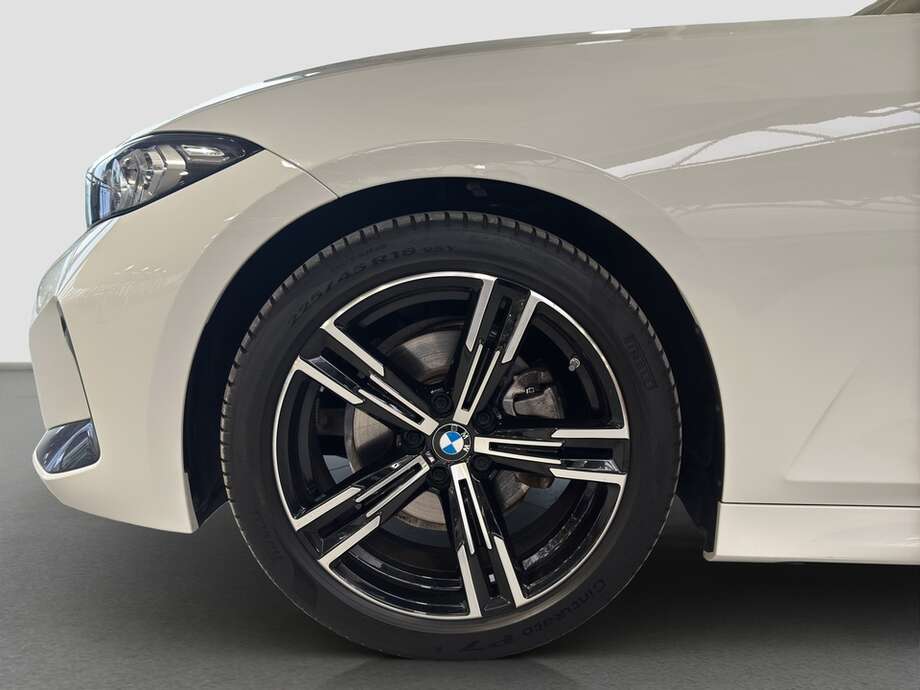 BMW 320d (Bild 8/14)