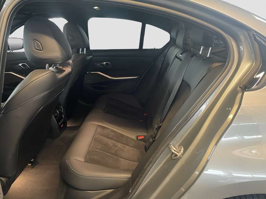 BMW 330i xDrive (Bild 13/15)