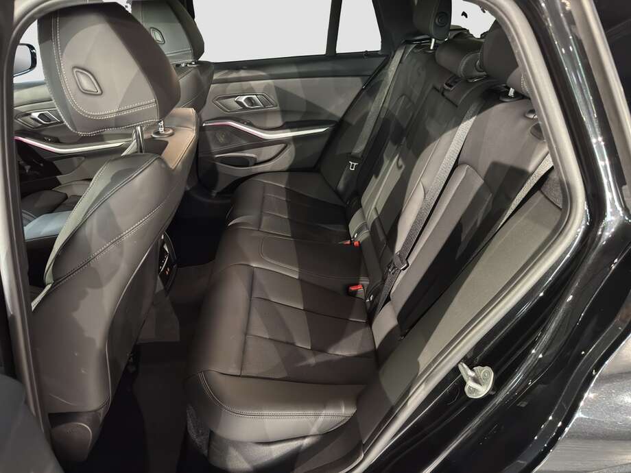 BMW 318d (Bild 14/15)