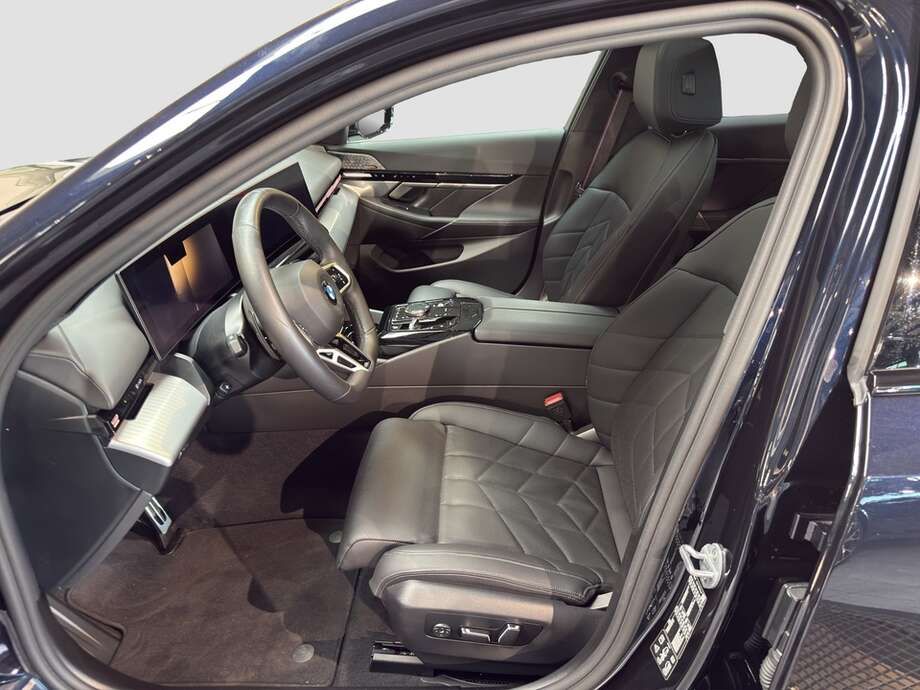 BMW 540d xDrive (Bild 10/18)