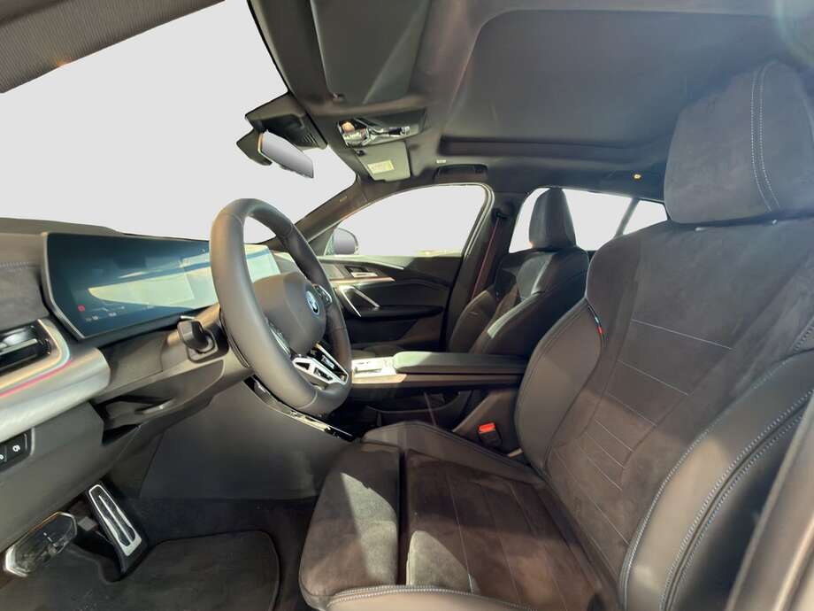 BMW iX2 xDrive30 (Bild 9/13)