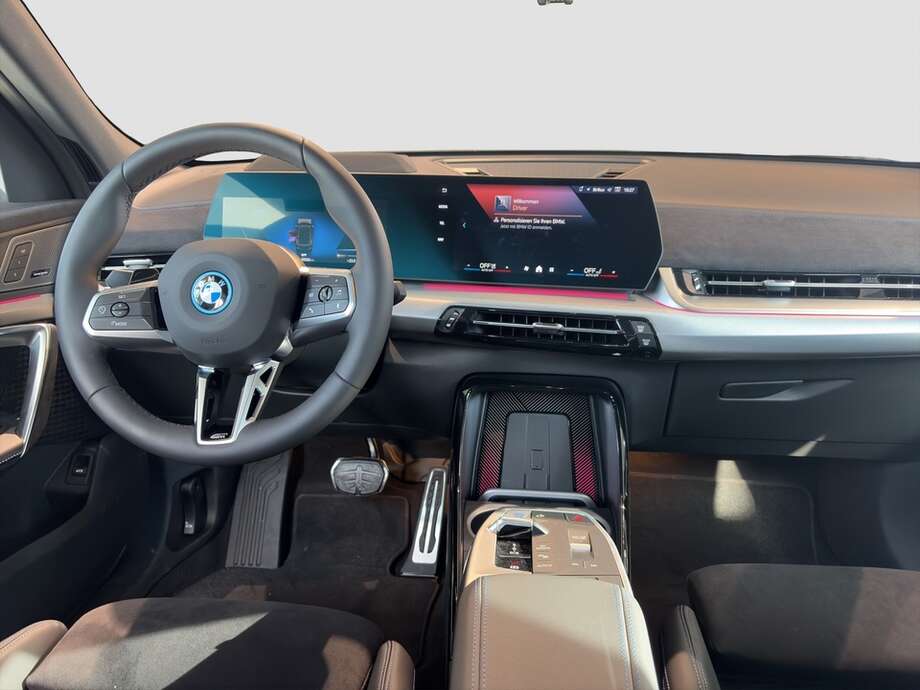 BMW iX2 xDrive30 (Bild 11/13)