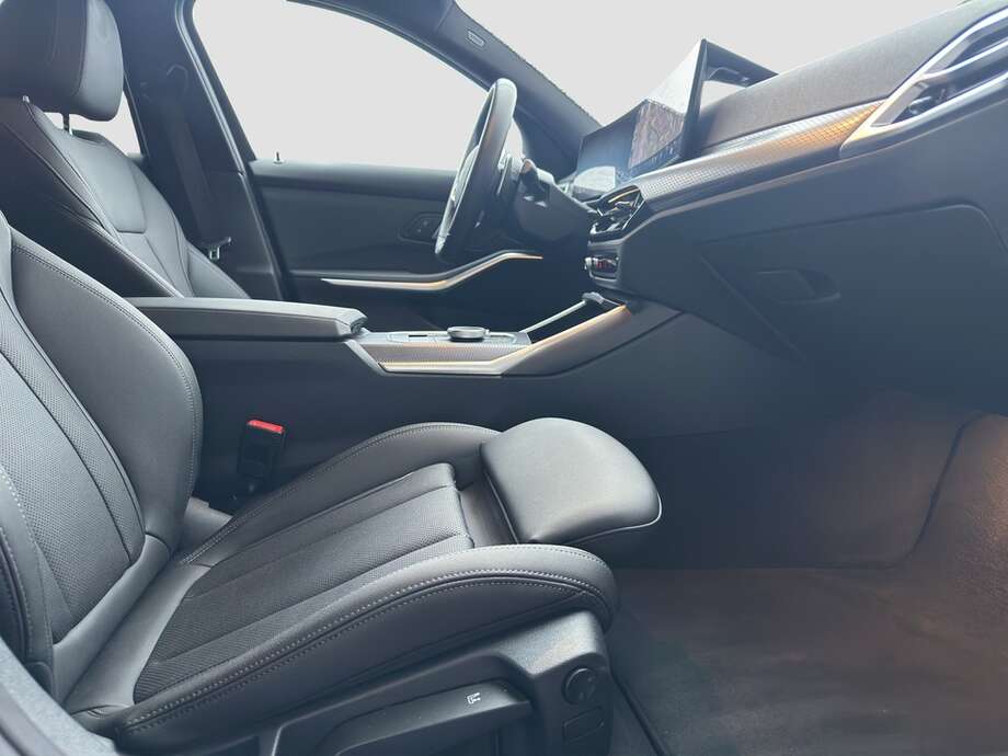 BMW 318d (Bild 13/15)