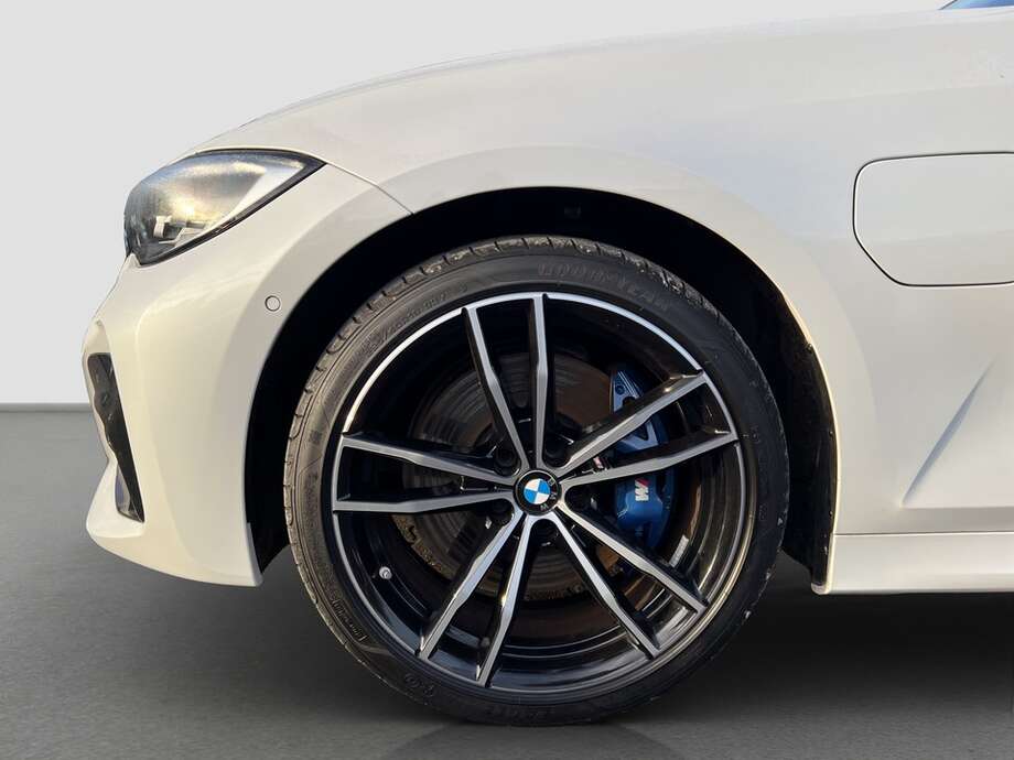 BMW 330e (Bild 9/24)