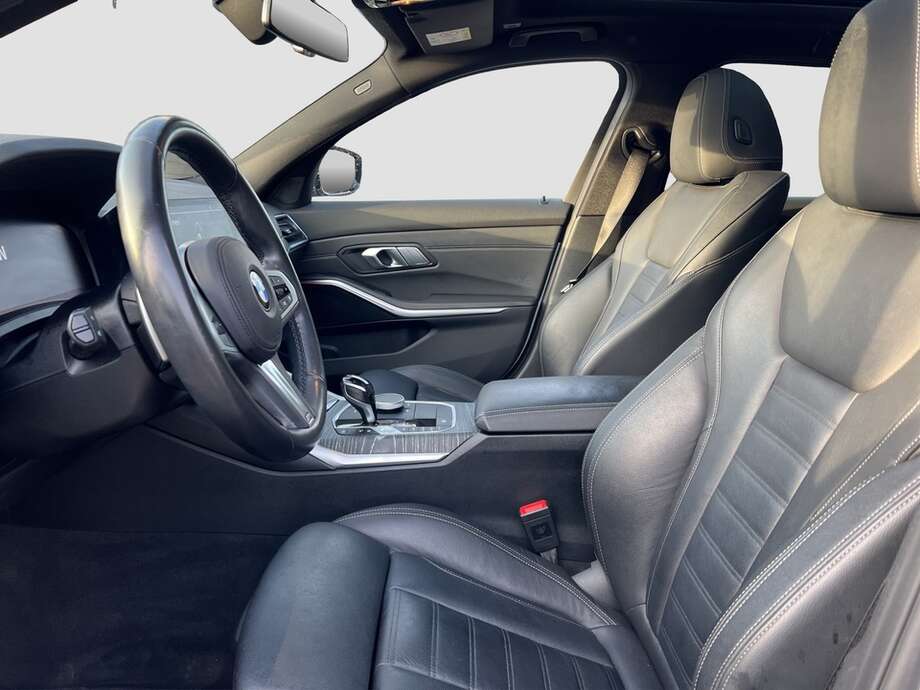 BMW 330e (Bild 10/24)