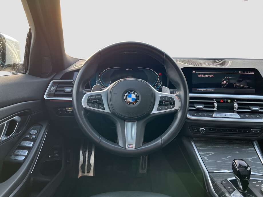 BMW 330e (Bild 12/24)