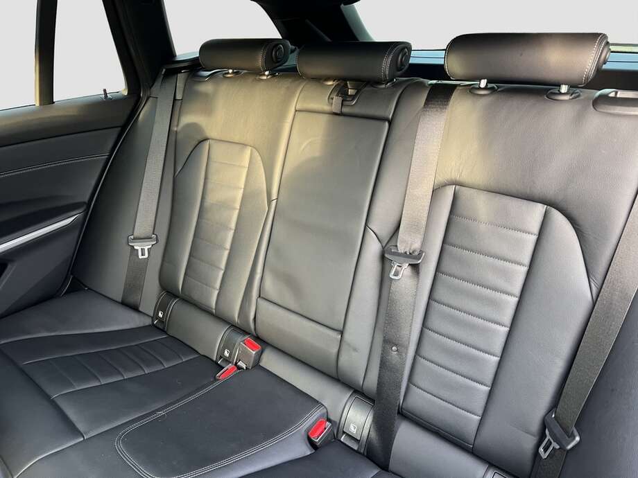 BMW 330e (Bild 14/24)