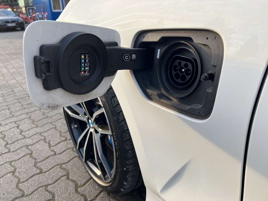 BMW 330e (Bild 19/24)