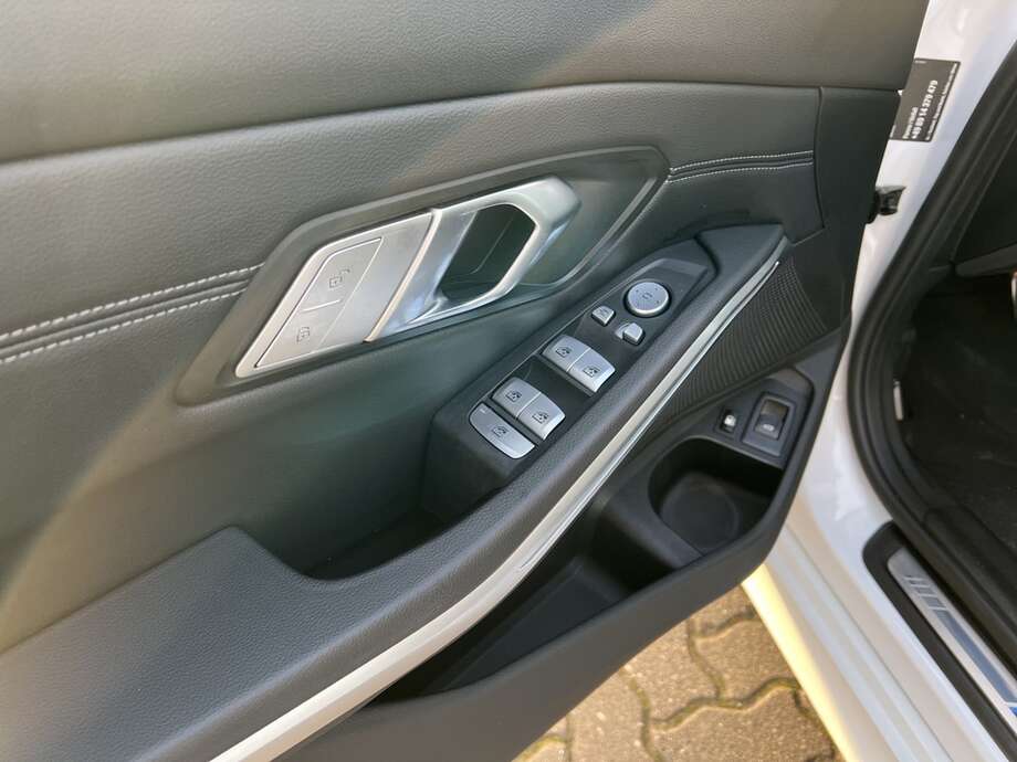 BMW 330e (Bild 23/24)