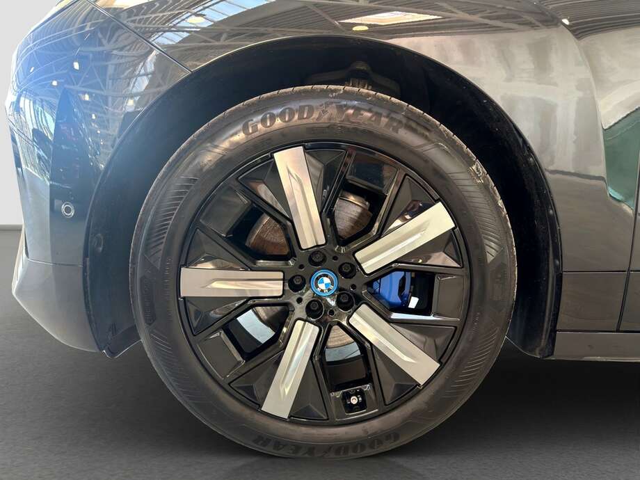BMW iX (Bild 9/23)