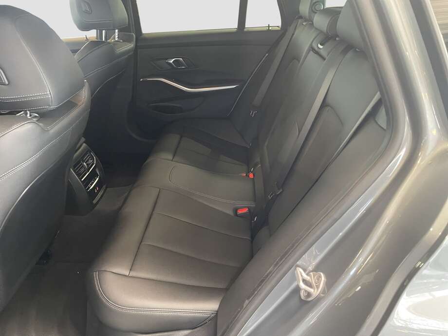 BMW 318d (Bild 13/14)