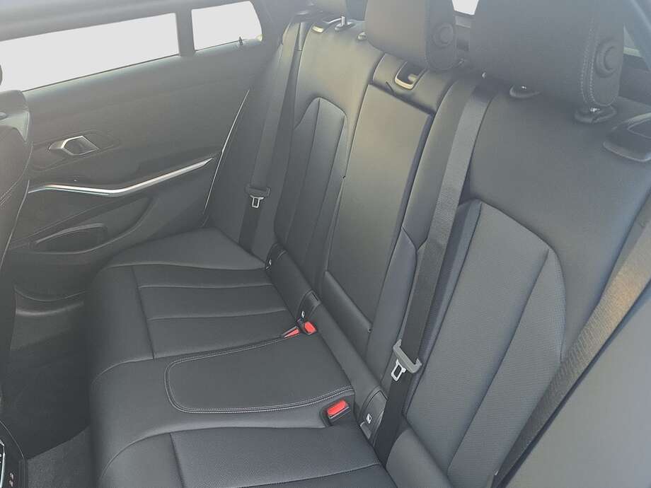 BMW 318d (Bild 14/18)