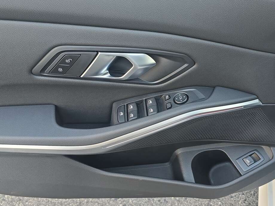 BMW 318d (Bild 16/18)