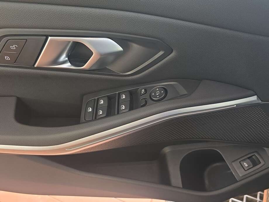 BMW 318d (Bild 16/18)