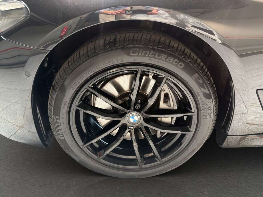 BMW 540i xDrive (Bild 10/18)