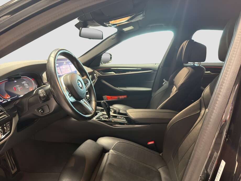 BMW 540i xDrive (Bild 11/18)