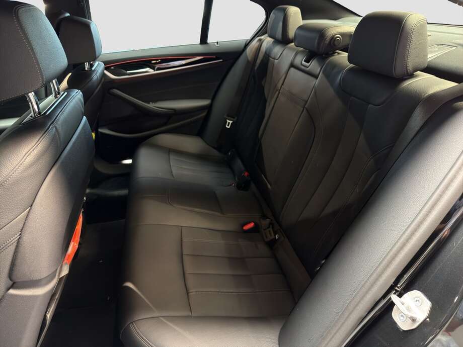 BMW 540i xDrive (Bild 15/18)