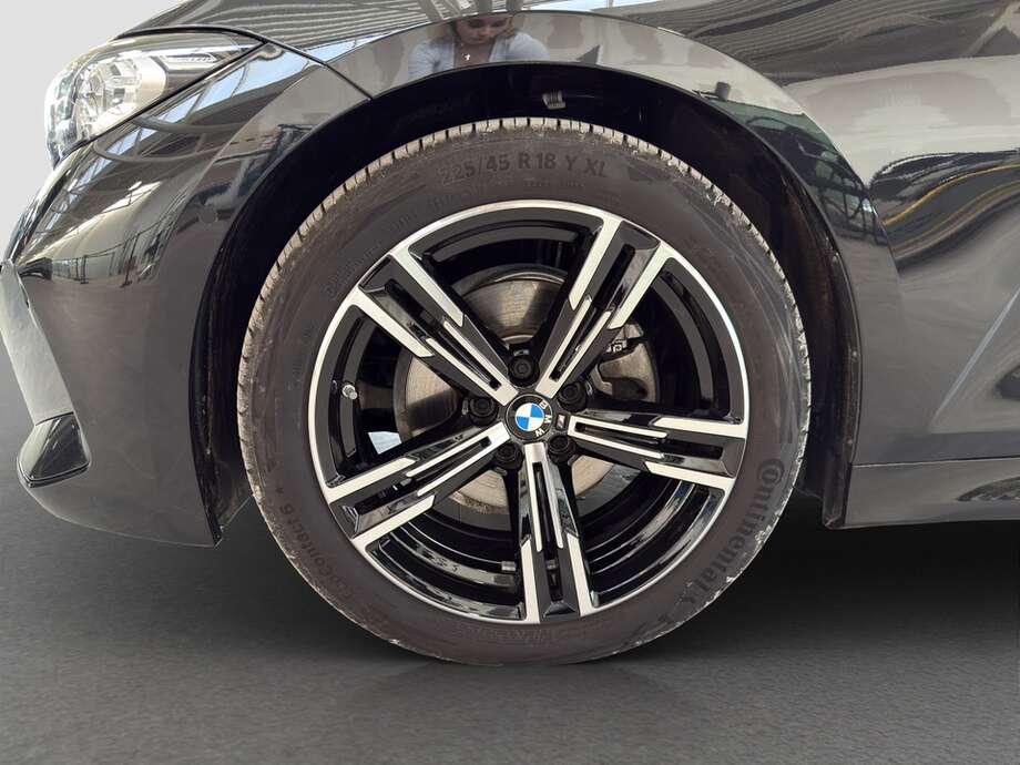 BMW 320d (Bild 9/16)