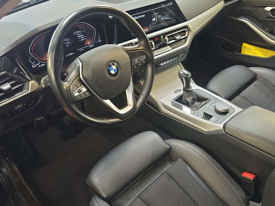 BMW 318d (Bild 10/18)
