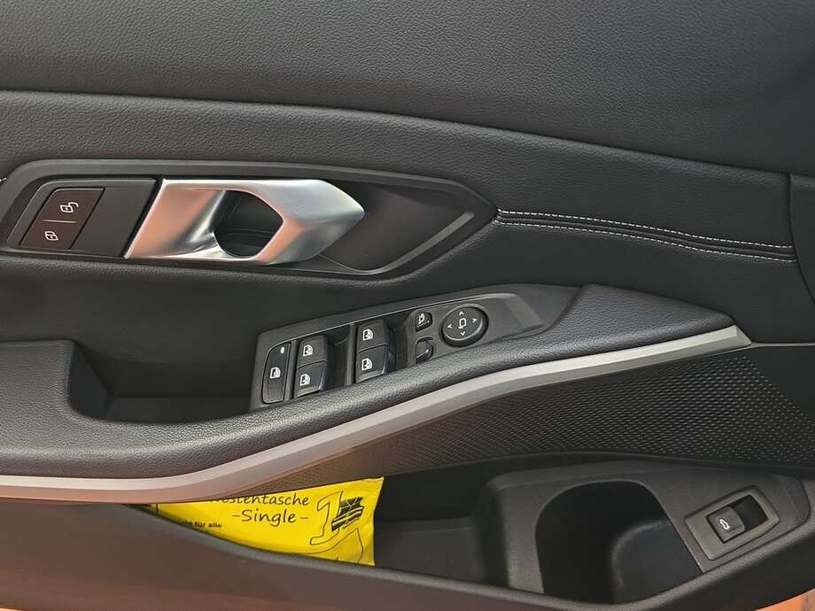 BMW 318d (Bild 16/18)