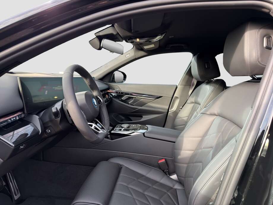 BMW i5 xDrive40 Touring (Bild 10/18)