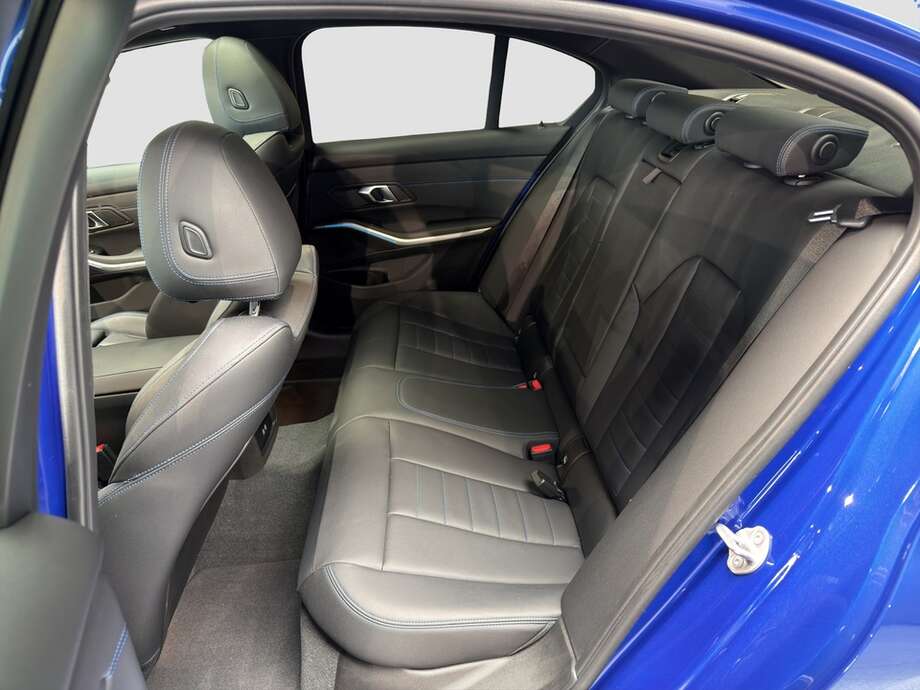 BMW 320i (Bild 15/19)