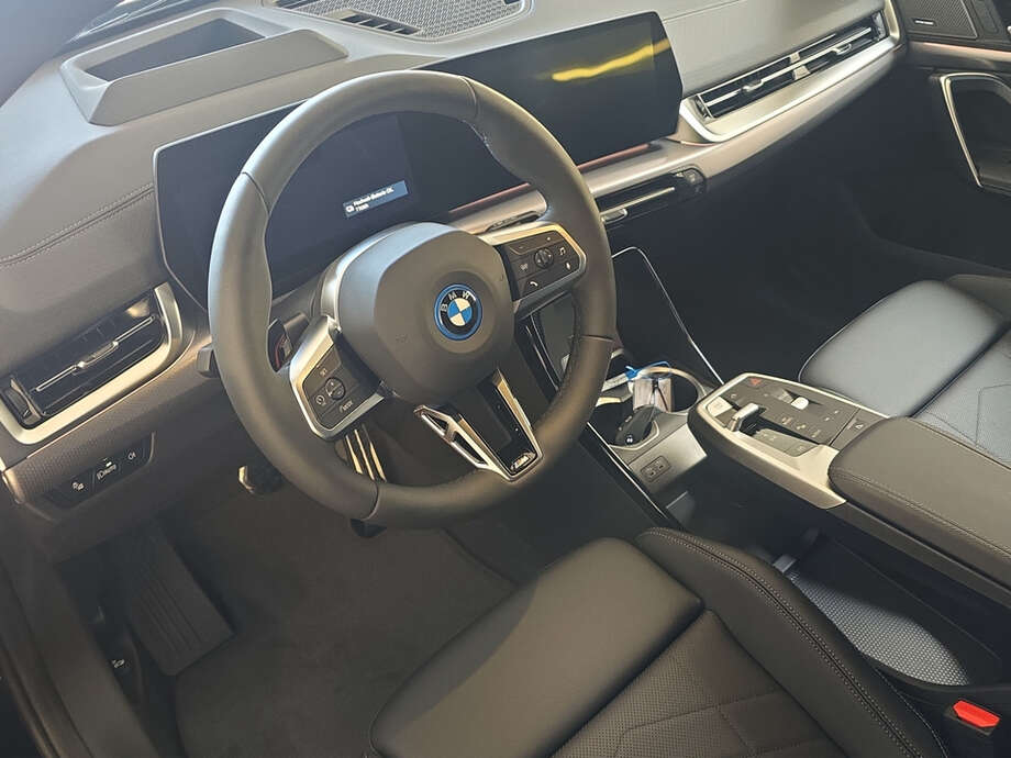 BMW iX2 eDrive20 (Bild 10/18)